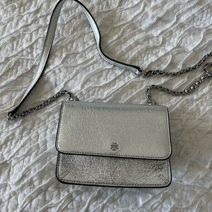 Tory Burch Emerson Envelope Silver Metallic Leather Small Purse Chain Strap EUC